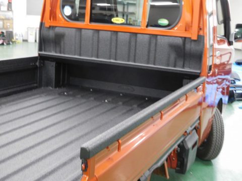 軽トラ（ハイゼット ジャンボ）荷台保護・カバーにLINE-X塗装：アオリ上部